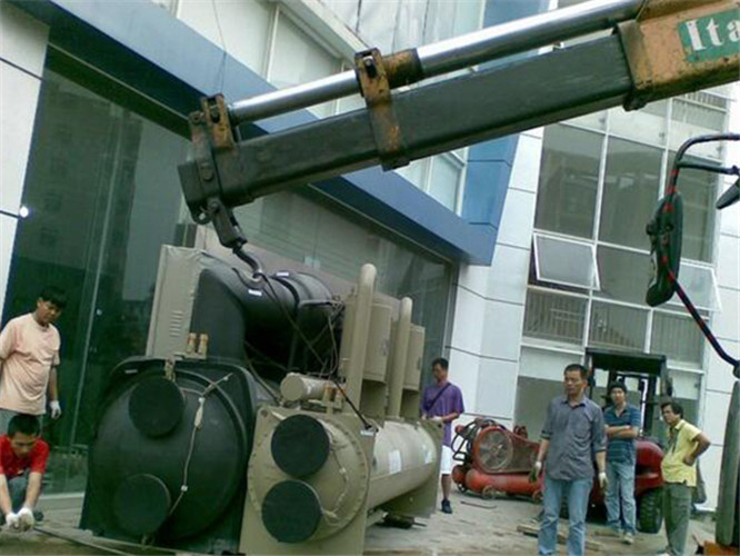 南澳县随车吊和汽车吊的核心区别是什么？哪种更省钱？